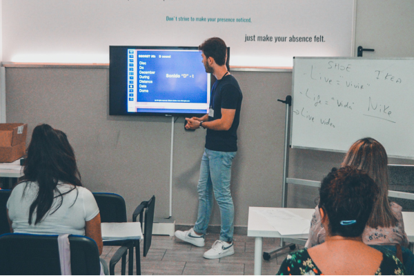 Clase de inglés en la academia de Flynt Education en Lloret de Mar