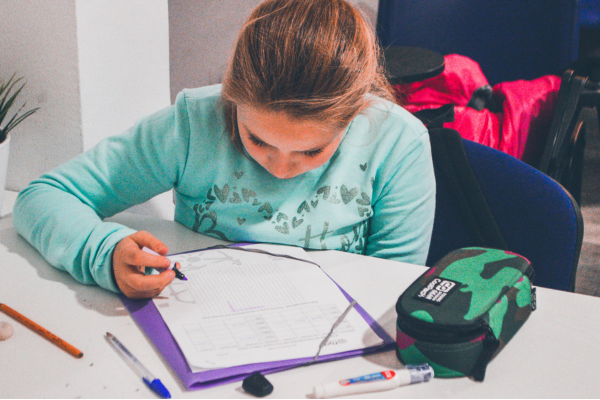 Alumno recibiendo clases de refuerzo escolar en Lloret de Mar