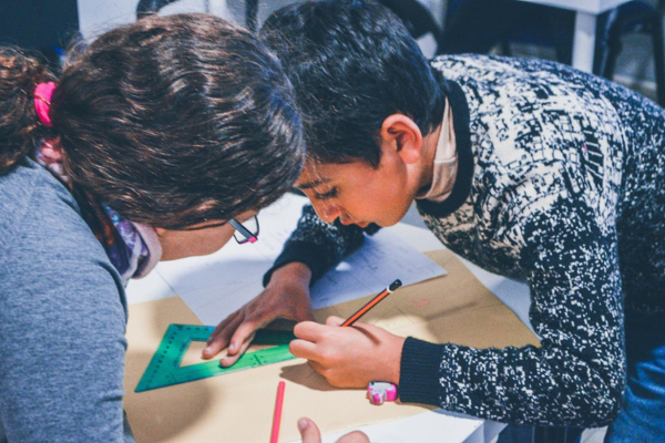 Niños en una clase divertida de WOW! English en Lloret