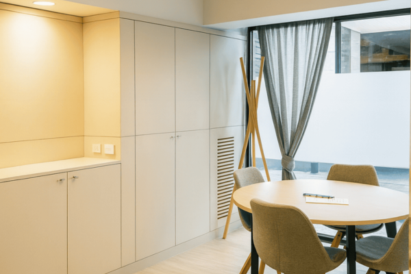 Sala de reuniones equipada en coworking Flynt