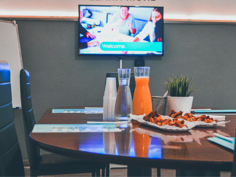 Equipo de empresa en Barcelona recibiendo formación de idiomas con Flynt