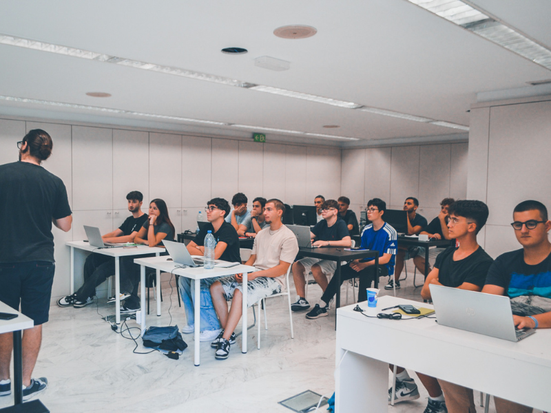 Persona programando en un curso de informática en Lloret de Mar