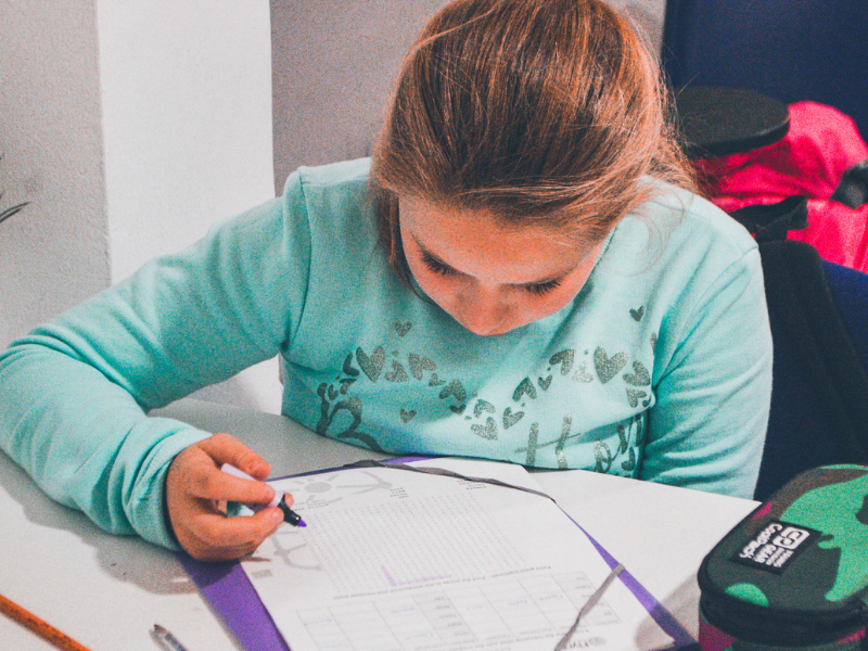 Estudiante recibiendo clases de refuerzo escolar en Lloret de Mar
