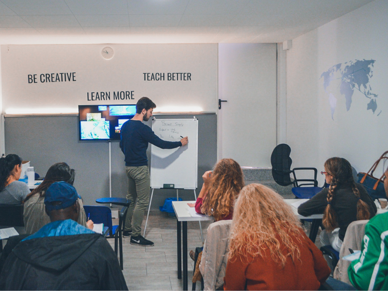 Clase de inglés en Flynt Education