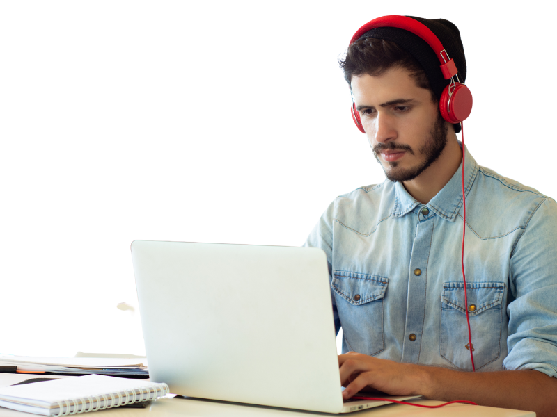 Estudiante haciendo un examen oficial de inglés en Lloret de Mar