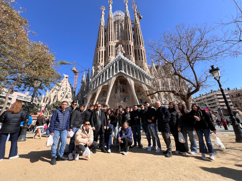 Agencia de viajes organizando un viaje de estudios a Lloret de Mar