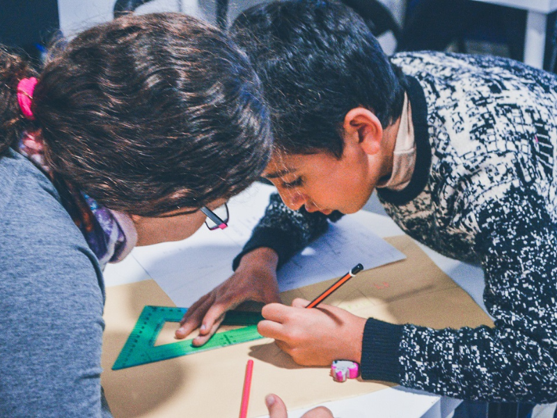 Niños jugando en clase de WOW English en Lloret de Mar